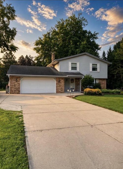 W360N7506 Thomas Drive, LAC LA BELLE, WI, 53066 | Card Image