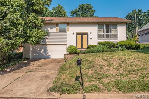 2 Thorncliff Ln, Kirkwood, MO, 63122-5205 | Card Image
