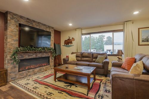 606 W Chinook St, Livingston, MT, 59047-1833 | Card Image