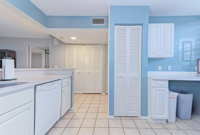 597 Lakeside Dr, Condo with 2 bedrooms, 2 bathrooms and null parking in BRADENTON FL | Image 8