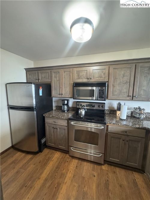 200c-170 Crestview Ln, Sugar Mountain, NC, 28604-6571 | Card Image