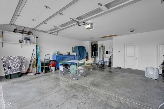 Freshly painted 23 x 23 garage has 9' ceilings | Image 25