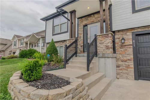 411 Eagle Glen Dr, Raymore, MO, 64083-9592 | Card Image