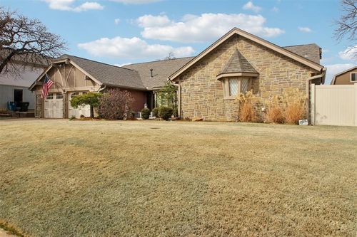 9111 Oak Hollow Dr, Midwest City, OK, 73130-4240 | Card Image