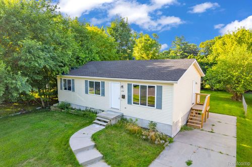 208 6th St, Fenton, MI, 48430-2717 | Card Image