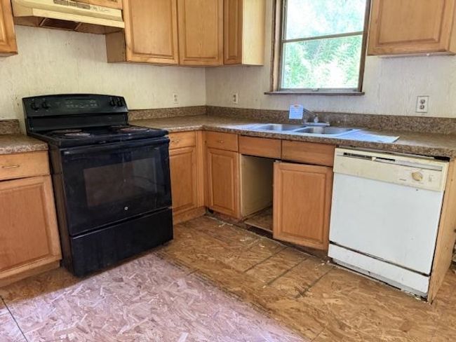 1700 Woodrow St, House other with 3 bedrooms, 1 bathrooms and null parking in Silsbee TX | Image 4