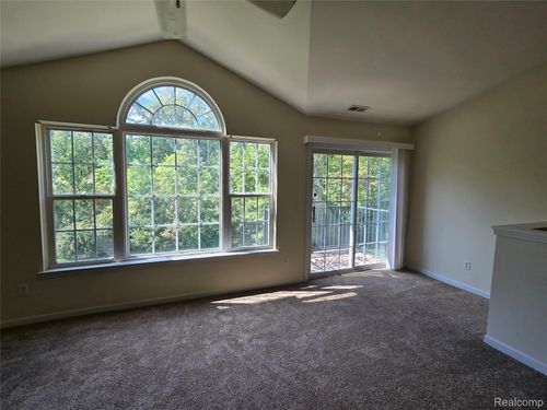 27635 Hidden Oaks Dr, BROWNSTOWN TWP, MI, 48183-3057 | Card Image