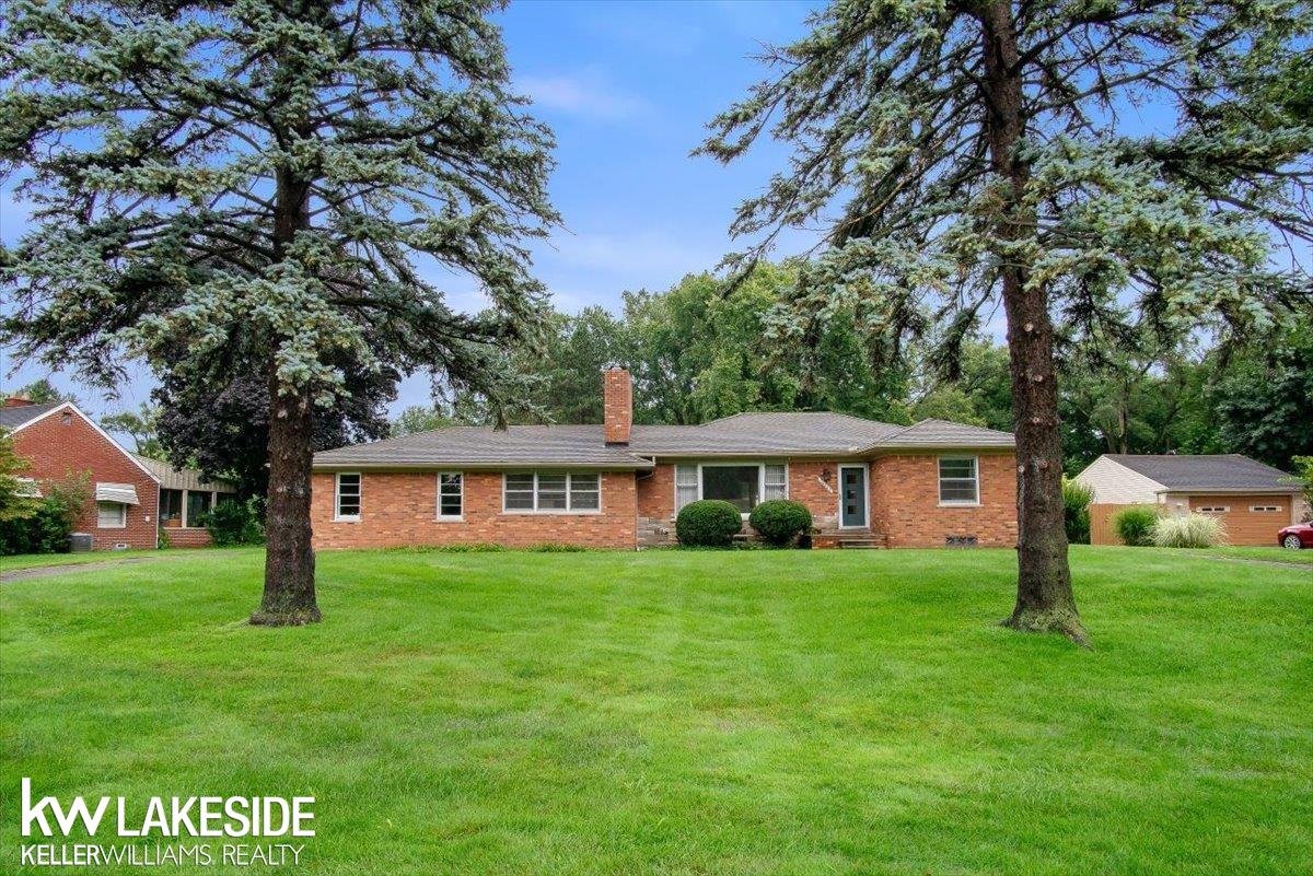 Ross Dr, Redford, MI 48239