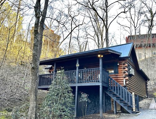 831 Bear Run Way, Sevierville, TN, 37862-2760 | Card Image