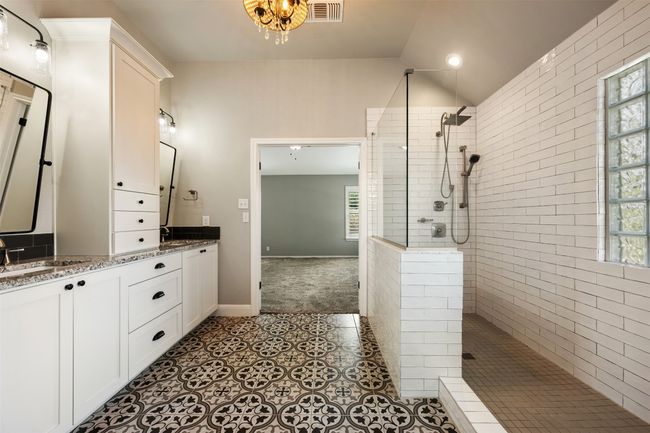 And take a look at that walk-in shower. | Image 22