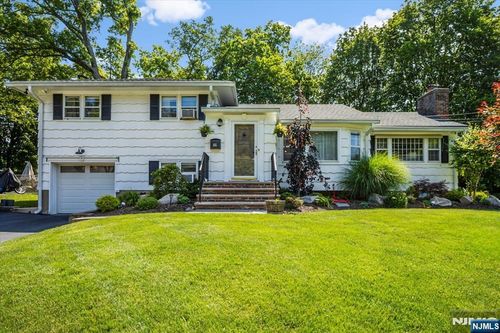 46 Leonard Dr, Waldwick, NJ, 07463-1219 | Card Image