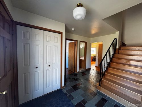 855 Avon Ct, Grosse Pointe Woods, MI, 48236-1238 | Card Image