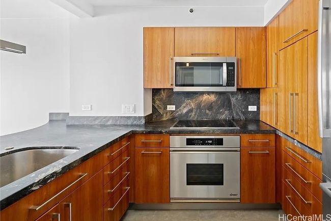 Well-equipped kitchen, perfect for all your cooking needs. | Image 8