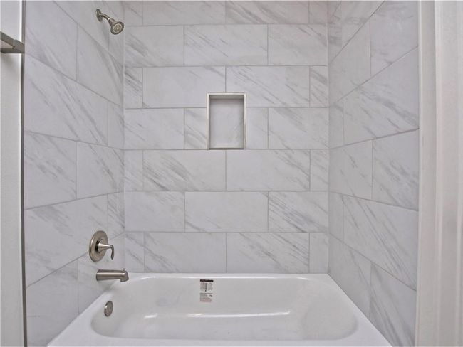 Bathroom with tub / shower combination | Image 18