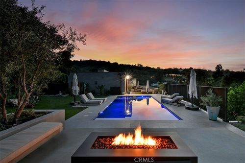 14753 Round Valley Dr, Sherman Oaks, CA, 91403-4635 | Card Image