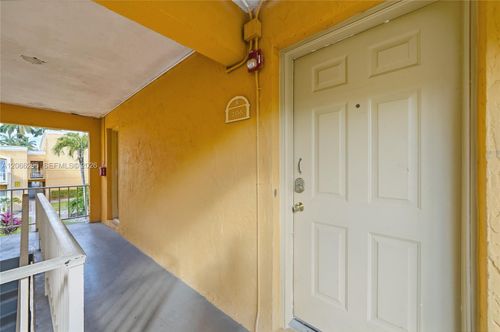 r206-17901 Nw 68th Ave, Hialeah, FL, 33015-3961 | Card Image