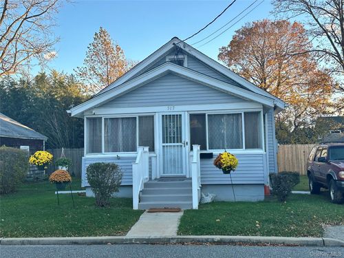 517 Flint St, Greenport, NY, 11944-1841 | Card Image