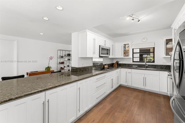 APT-446 - 141 Crandon Blvd, Condo with 3 bedrooms, 2 bathrooms and null parking in Key Biscayne FL | Image 12