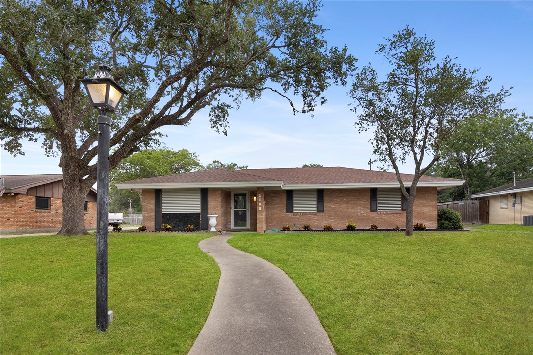 Adeline St, Sinton, TX 78387