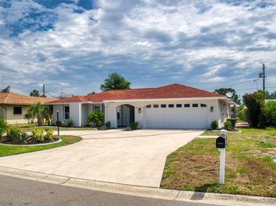 416 Gulf Breeze Boulevard, House other with 3 bedrooms, 2 bathrooms and null parking in Venice FL | Image 1