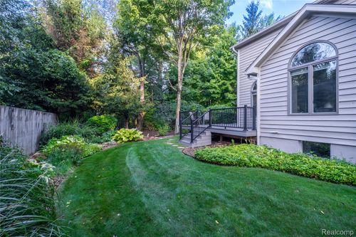 6412 Pinebrook Ln, Burton, MI, 48509-1390 | Card Image