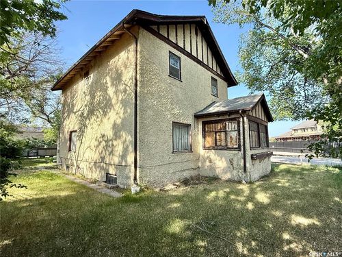 202 24th St W, Saskatoon, SK, S7L0B5 | Card Image