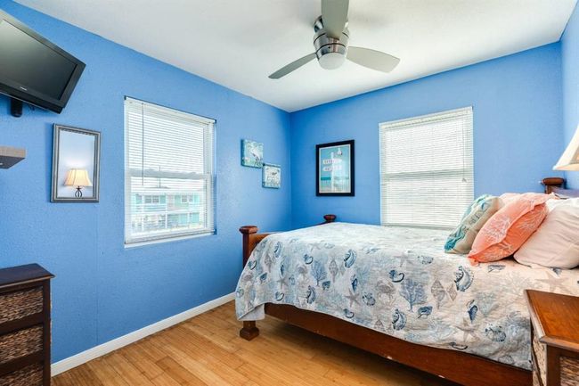 Secondary bedroom with queen-size bed | Image 12