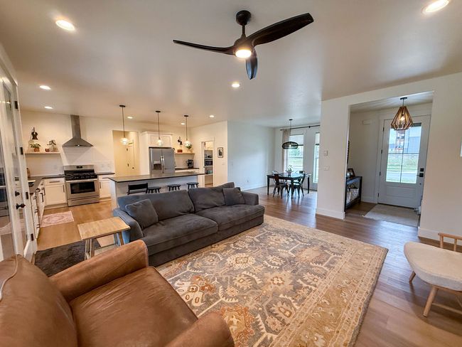 Lots of space for family to gather | Image 29
