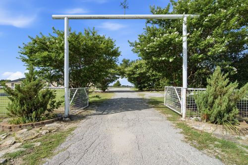 748 Rocky Ridge Ln, Weatherford, TX, 76085-6948 | Card Image