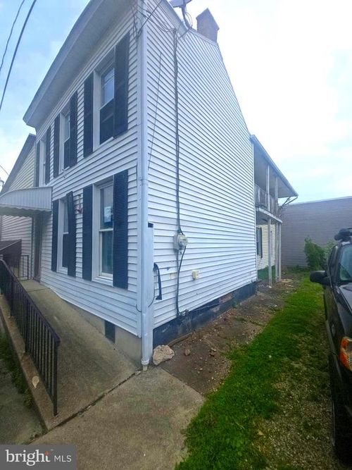 118 S 3rd St, POTTSVILLE, PA, 17901-3034 | Card Image