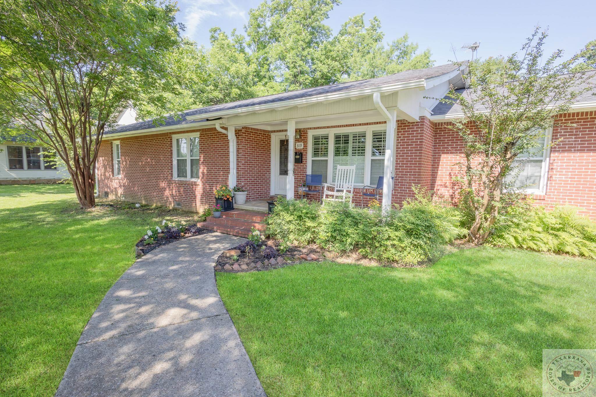 Runnels St, DE Kalb, TX 75559