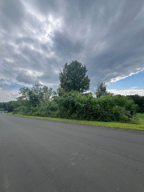 2 Hummell Ln, Southwick, MA, 01077-9206 | Card Image