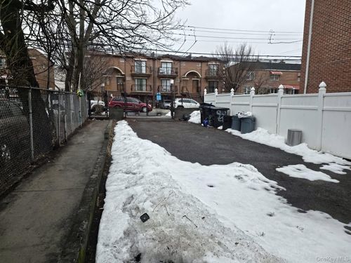 932 E 215th St, New York, NY, 10469 | Card Image