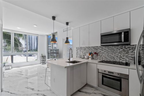 t-1411-300 S Biscayne Blvd, Miami, FL, 33131-5321 | Card Image