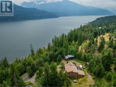 9413 Shutty Bench Rd, House other with 3 bedrooms, 2 bathrooms and null parking in Kaslo BC | Image 1