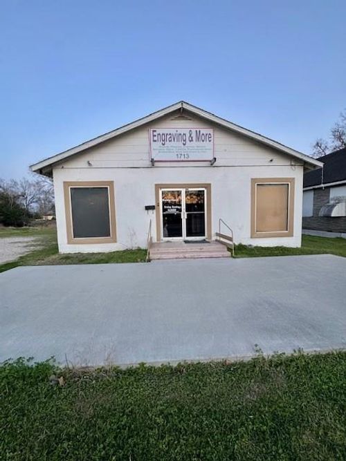 1713 Avenue F, Bay City, TX, 77414-3939 | Card Image