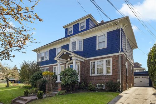 1305 Narragansett Blvd, Cranston, RI, 02905-3825 | Card Image