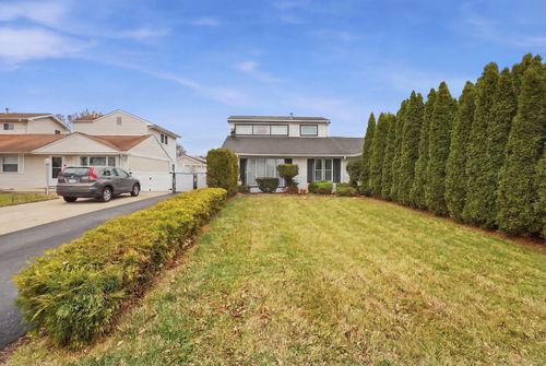 8947 S Komensky Ave, Hometown, IL, 60456-1221 | Card Image