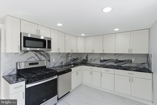 217 W Union St, BURLINGTON, NJ, 08016-1331 | Card Image
