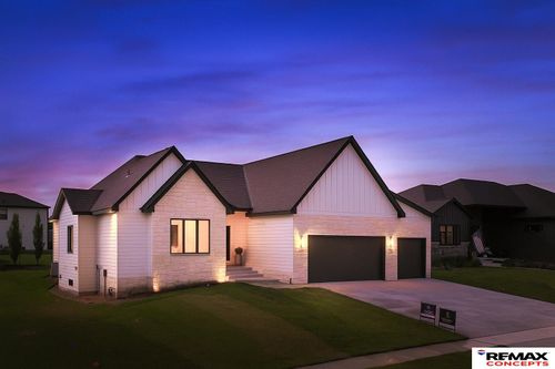 8911 Ranch Gate Rd, Lincoln, NE, 68520-1513 | Card Image