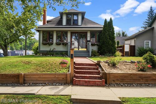 101 S Pine St, Fenton, MI, 48430-2141 | Card Image