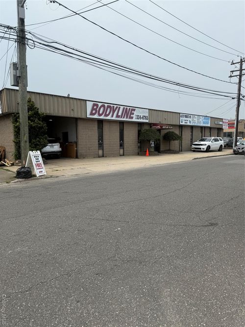 75 Urban Ave, Westbury, NY, 11590-4829 | Card Image