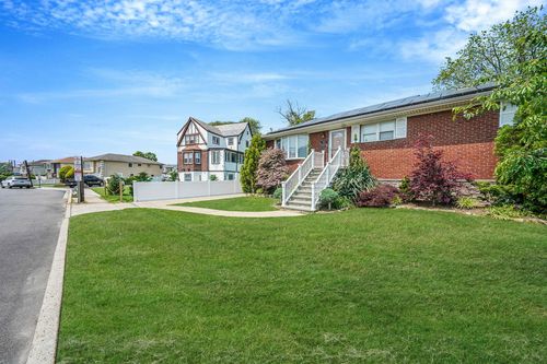 123 Baker Ct, Island Park, NY, 11558-2214 | Card Image