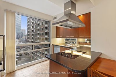 707 - 1121 Bay St, Condo with 2 bedrooms, 2 bathrooms and 1 parking in Toronto ON | Image 3