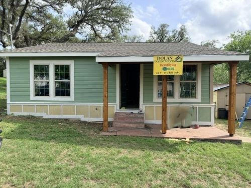 909 Moss Ln, Cuero, TX, 77954-2305 | Card Image