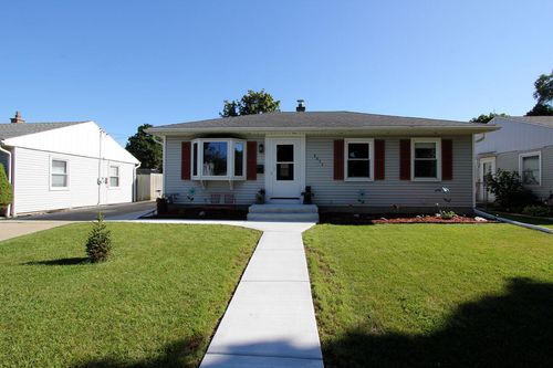 6835 W Arthur Ave, West Allis, WI, 53219-1918 | Card Image