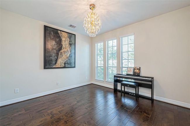 Bright and inviting office space. Perfect for productivity and inspiration. | Image 10