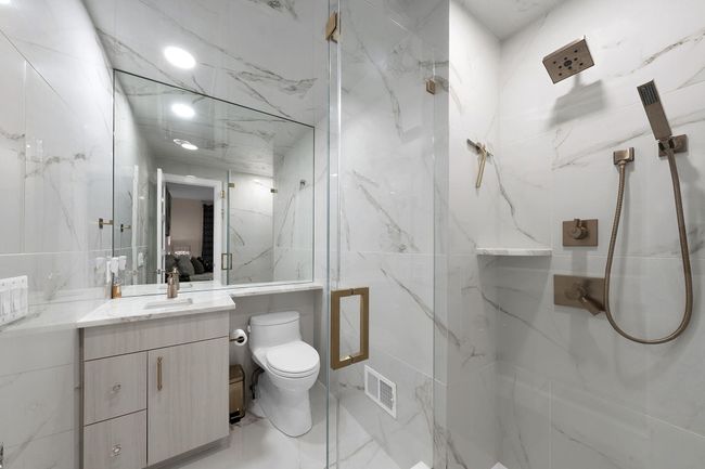 11 guest en suite bath | Image 11