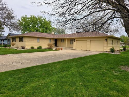 807 7th Ave Se, Pipestone, MN, 56164-1721 | Card Image