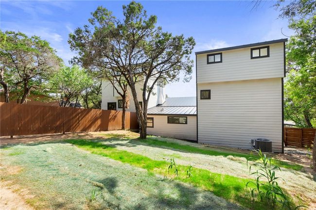 Conveniently located within walking distance to Hippie Hollow and Bob Wentz Park, with easy access to the lake for boating, paddle boarding, or kayaking. | Image 31